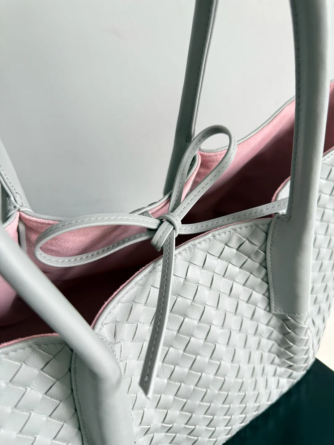 Batch 2660 Bottega Veneta 2025 new product PINACOTECA bag, iconic weaving process, skillfully crafted with 10mm Intrecciato process and equipped with suede lining. Four small strips of leather add character to the design and make the bag more stable. Relaxed yet sophisticated, casual yet refined, suede lining and double-sided design, suitable for shoulder and hand carry. The four straps can be adjusted into different shapes. One pack can be switched between two uses, easily integrating into your daily rhythm. Style number: 817166 Size: 43*23*17.5cm